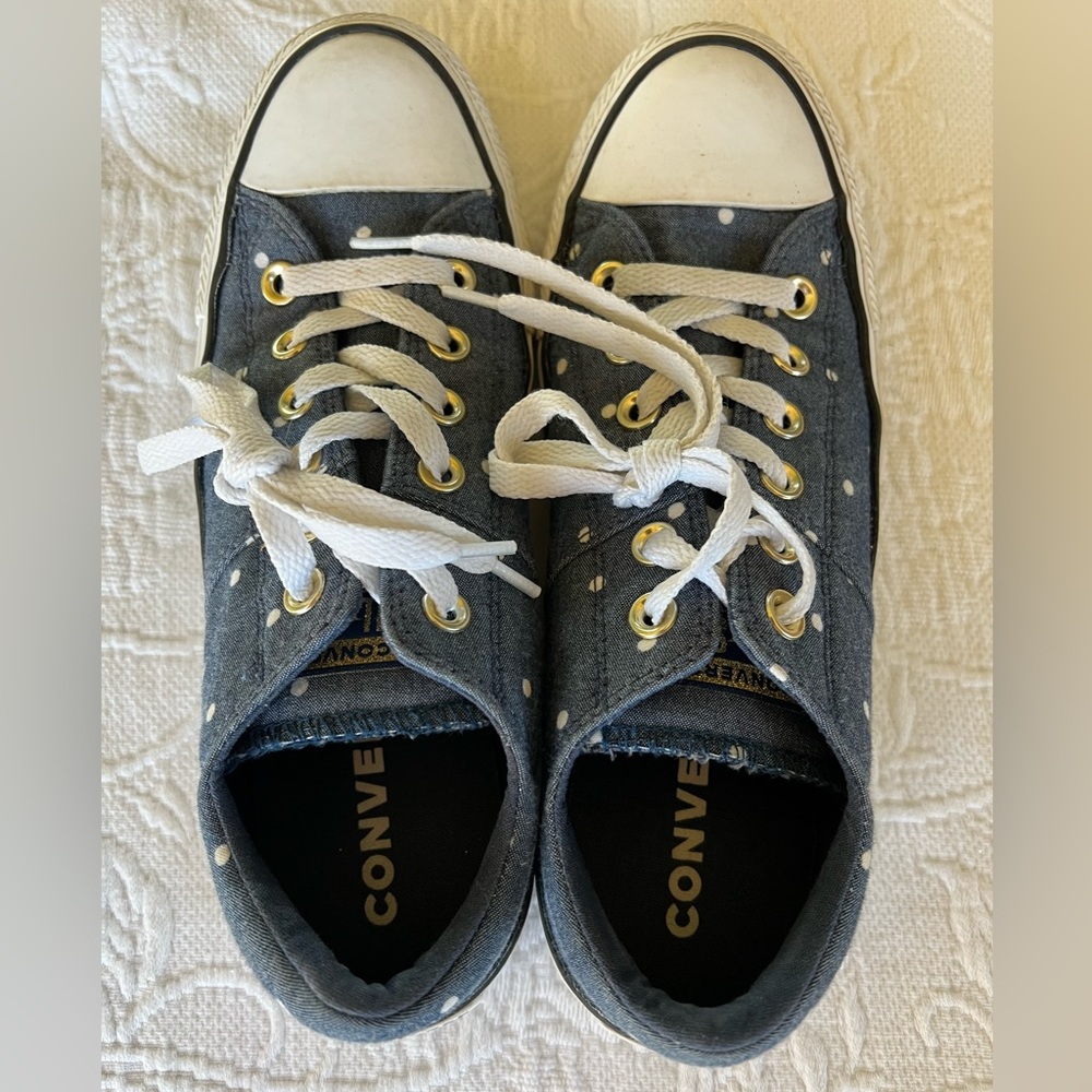 Converse canvas woman’s size 8 blue with white polka dots